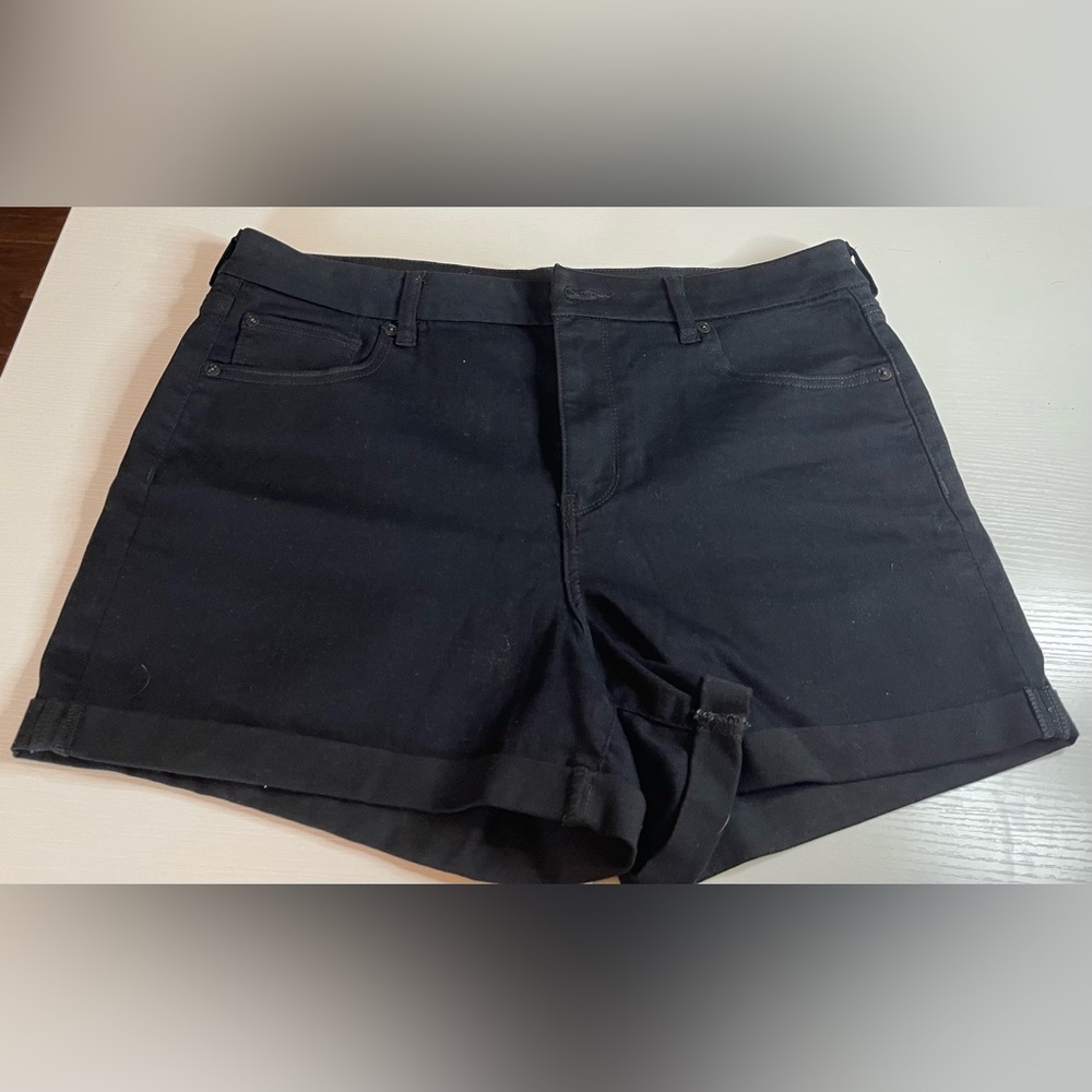 American Eagle Outfitters Black Ne(x)t Level Stretch Curvy Midi Shorts Sz 16.